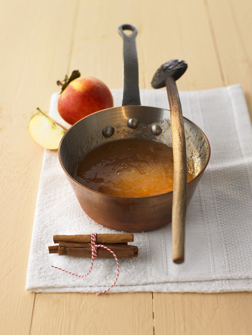 Apfel-Zimt-Marmelade im Kupfertopf