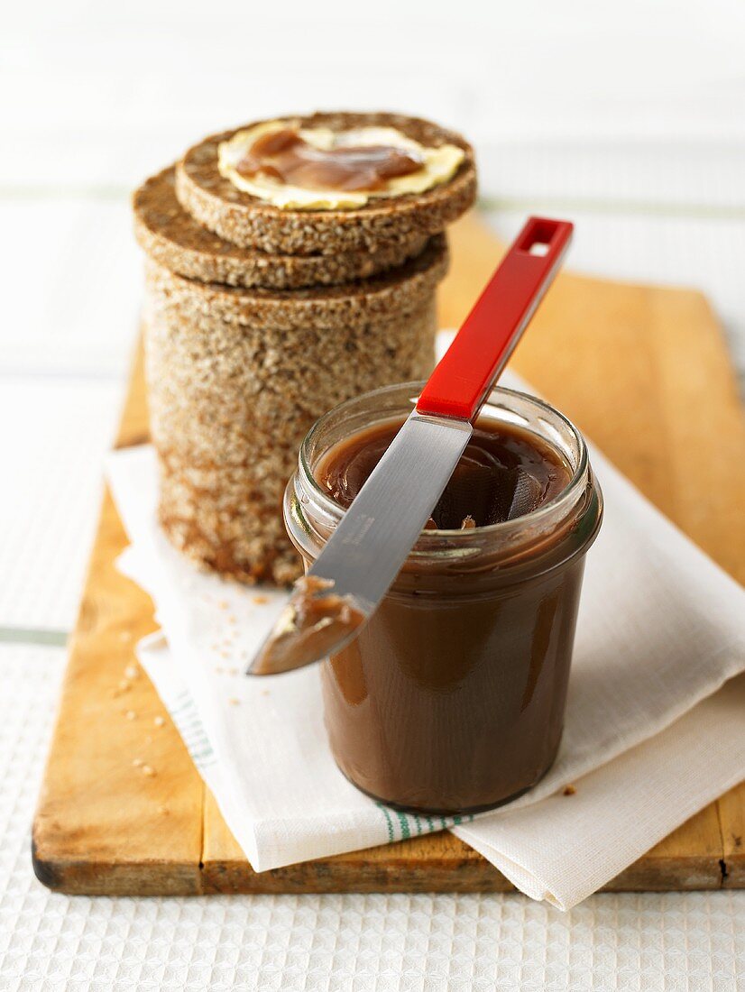 Kastanienmarmelade im Glas und auf Vollkornbrot