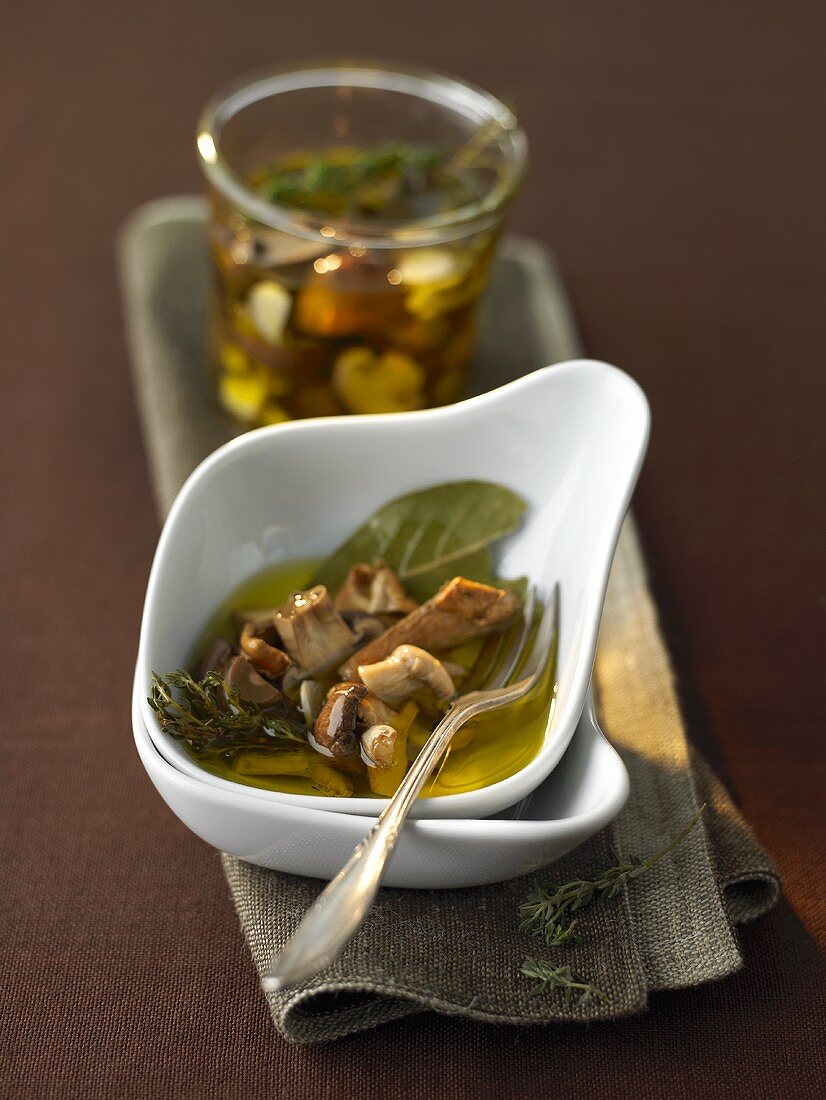 Eingelegte Pilze in Olivenöl