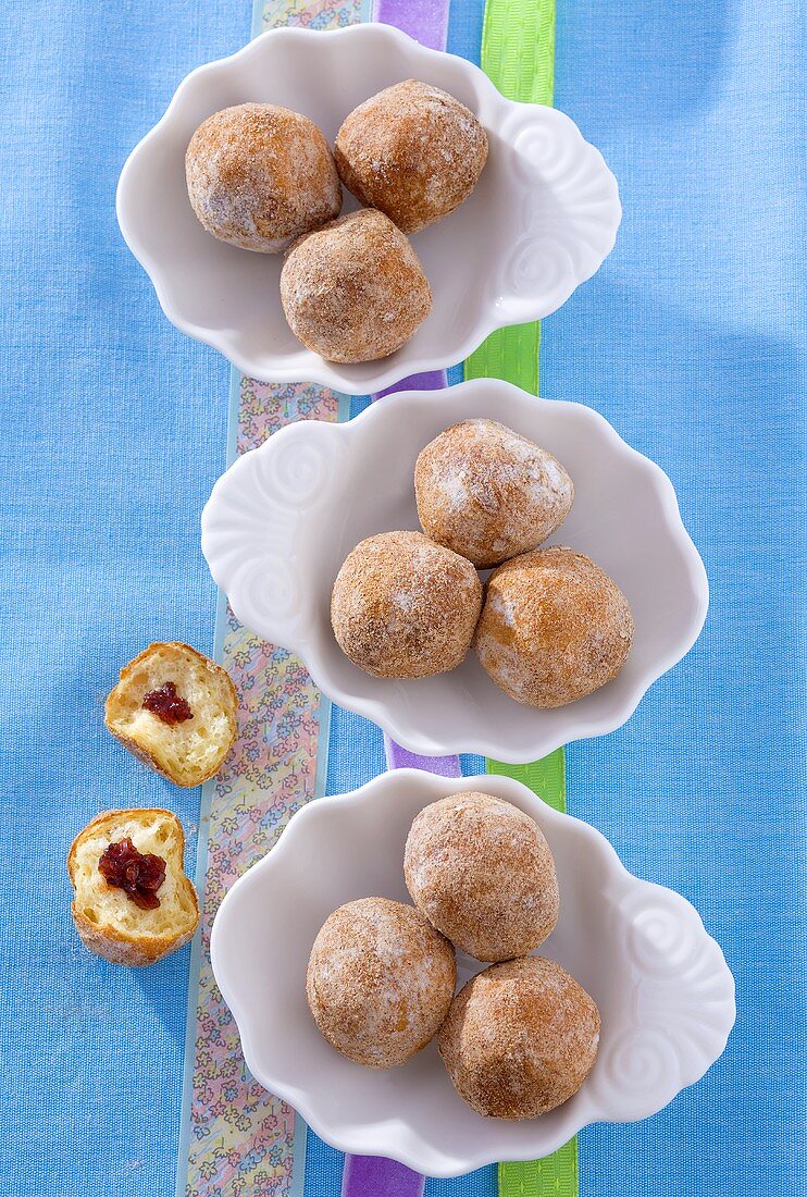 Mini-Doughnuts mit Cranberrymarmelade