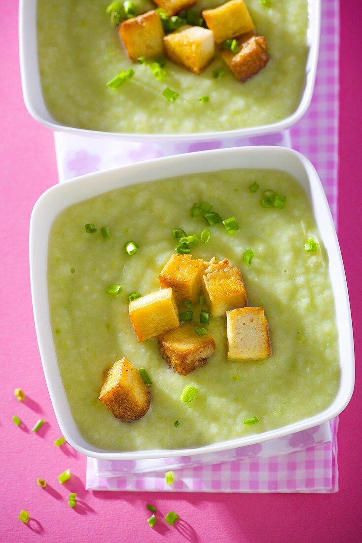 Erbsencremesuppe mit gebratenem Tofu