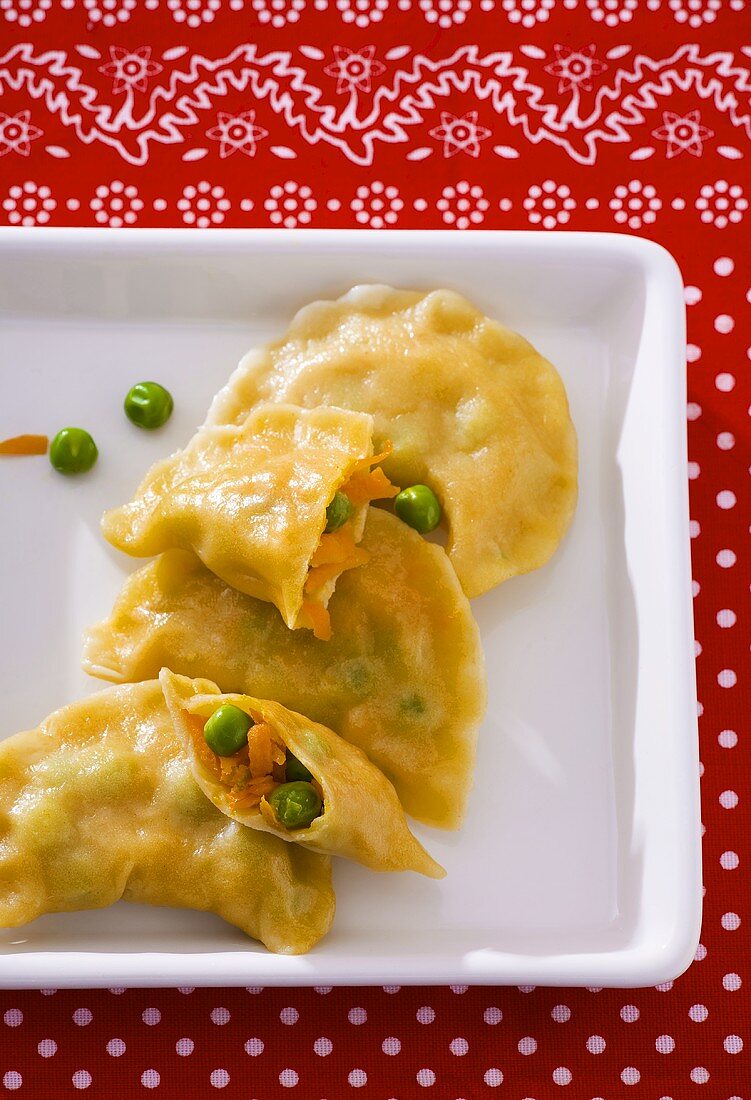 Cornmeal pasta envelopes with vegetable filling