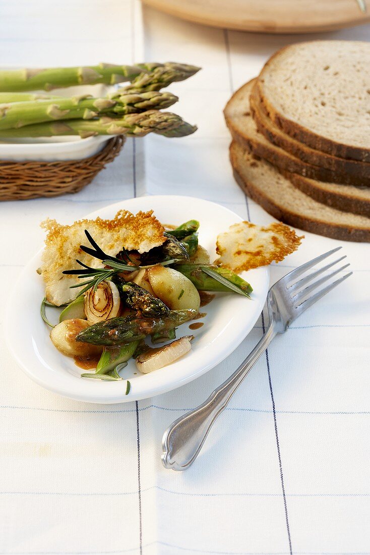 Spargelsalat mit Zwiebeln und Rosmarin