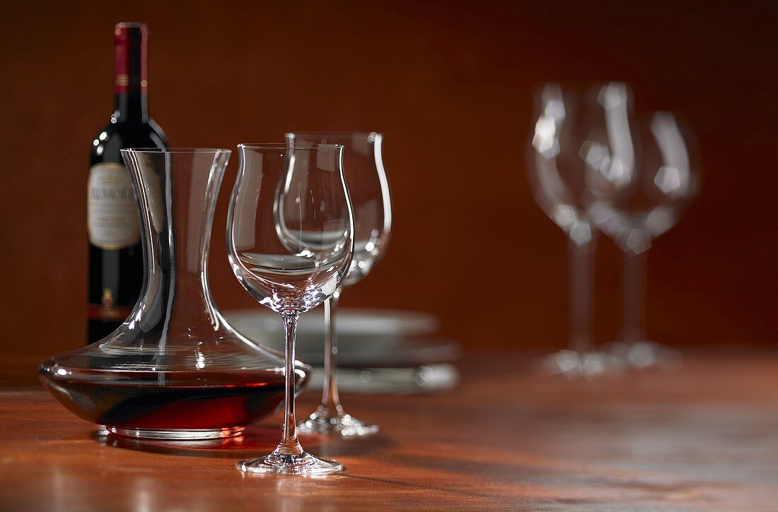 Rotwein im Dekanter, Gläser und eine Flasche