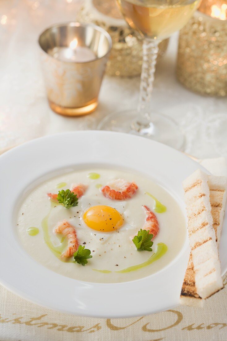 Kartoffelsuppe mit Krebs und Wachtelei zu Weihnachten