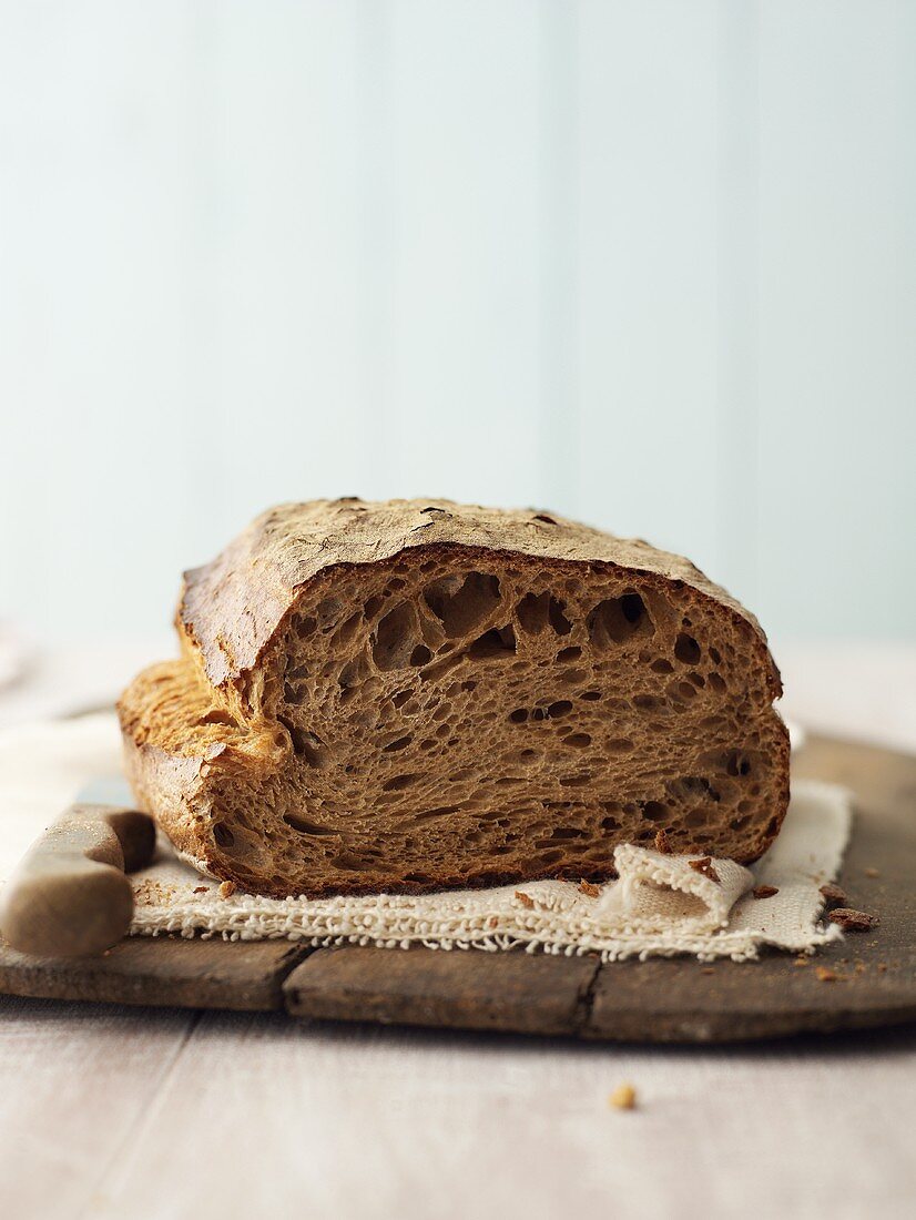 Rustikales Bauernbrot, angeschnitten