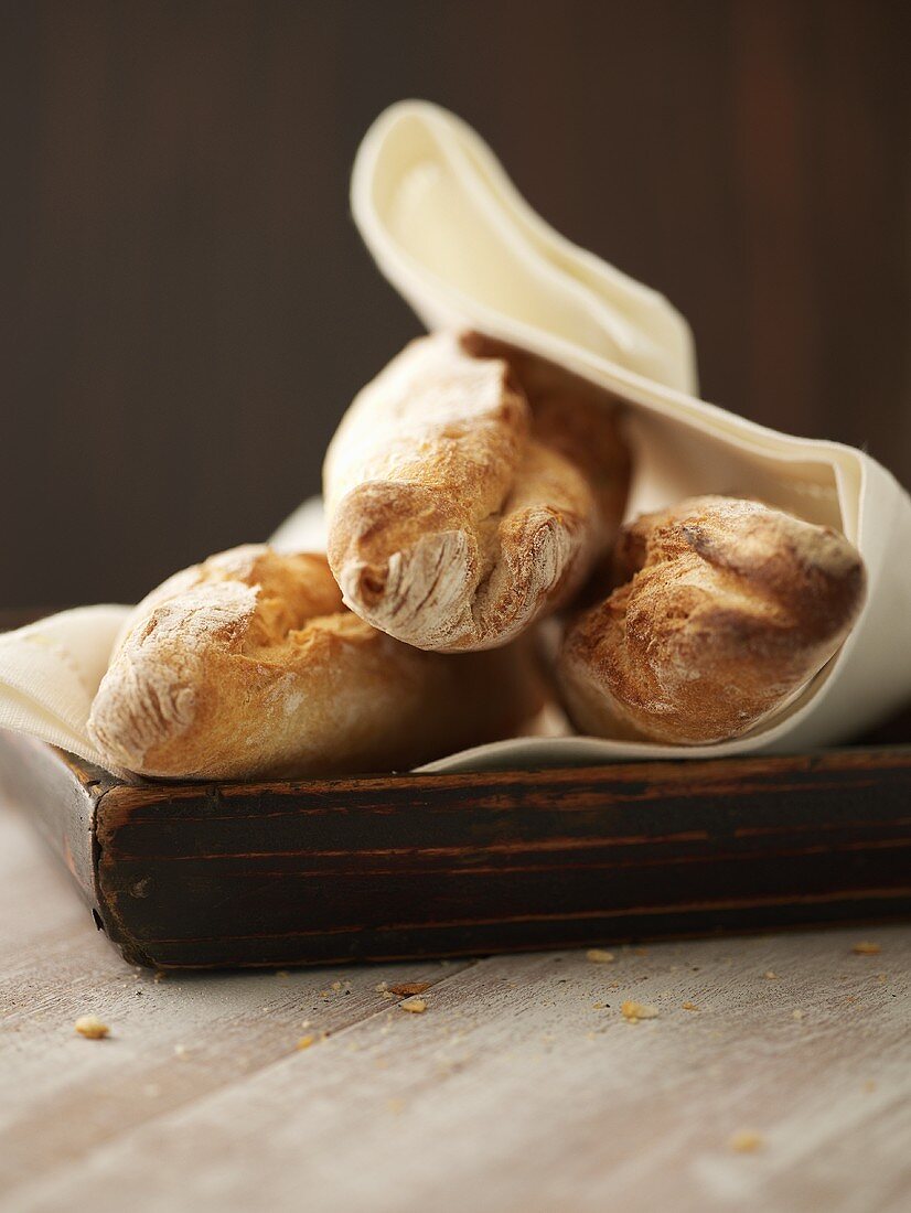 Drei Vollwertbrötchen auf Stoffserviette