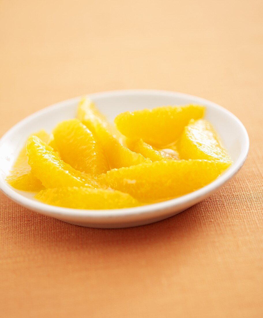 Orangenfilets auf Teller