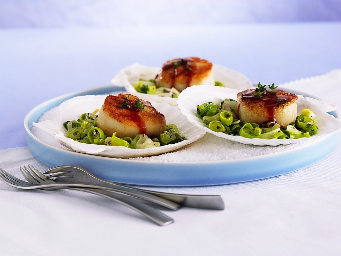 Fried scallops with leeks