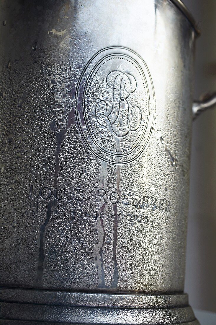 Champagnerkübel (Louis Roederer) mit Wassertropfen