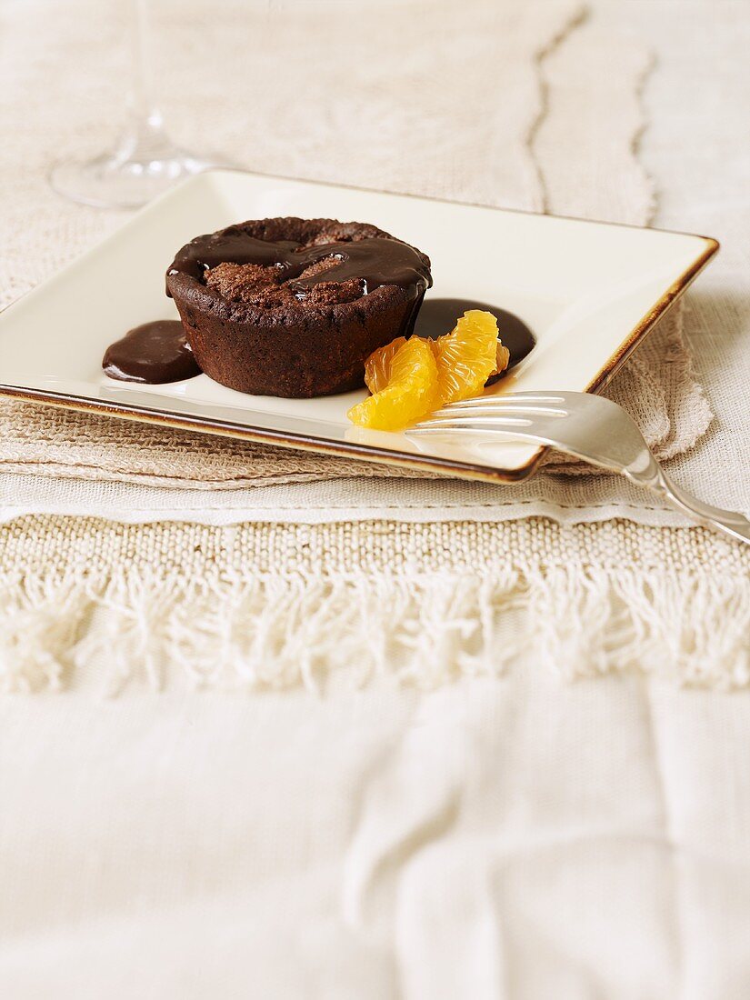 Warmes Schokoladen-Ricotta-Törtchen mit Mandarinenfilets