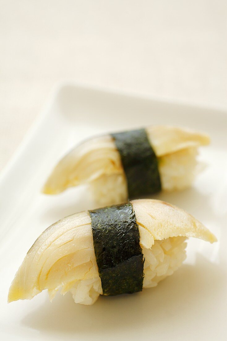 Nigiri-Sushi mit Makrele (Saba)