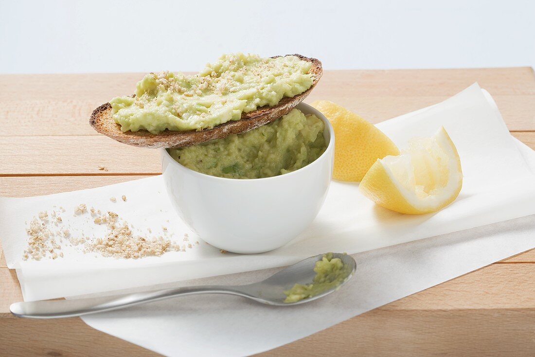 Vollkornbrot mit Avocadocreme