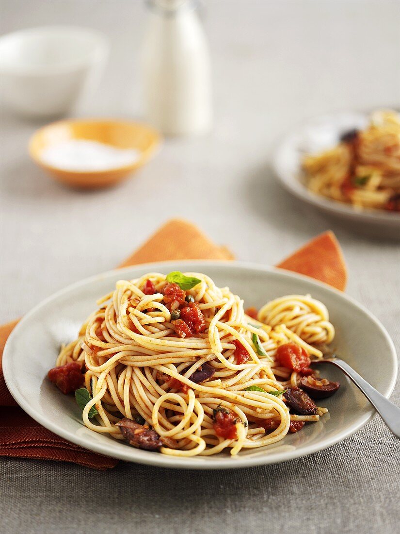 Spaghetti with tomatoes, olives and capers