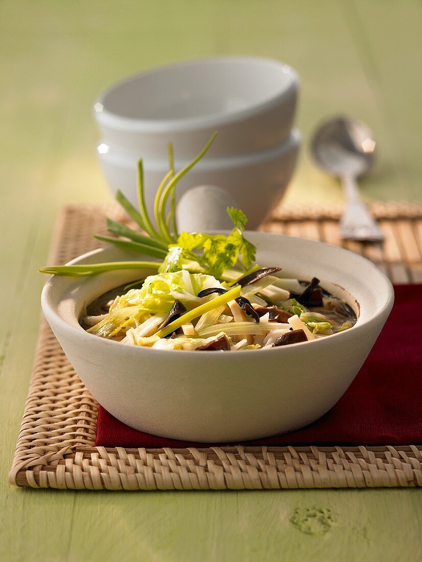 Kohlsuppe mit Bambussprossen & Wolkenohrpilzen