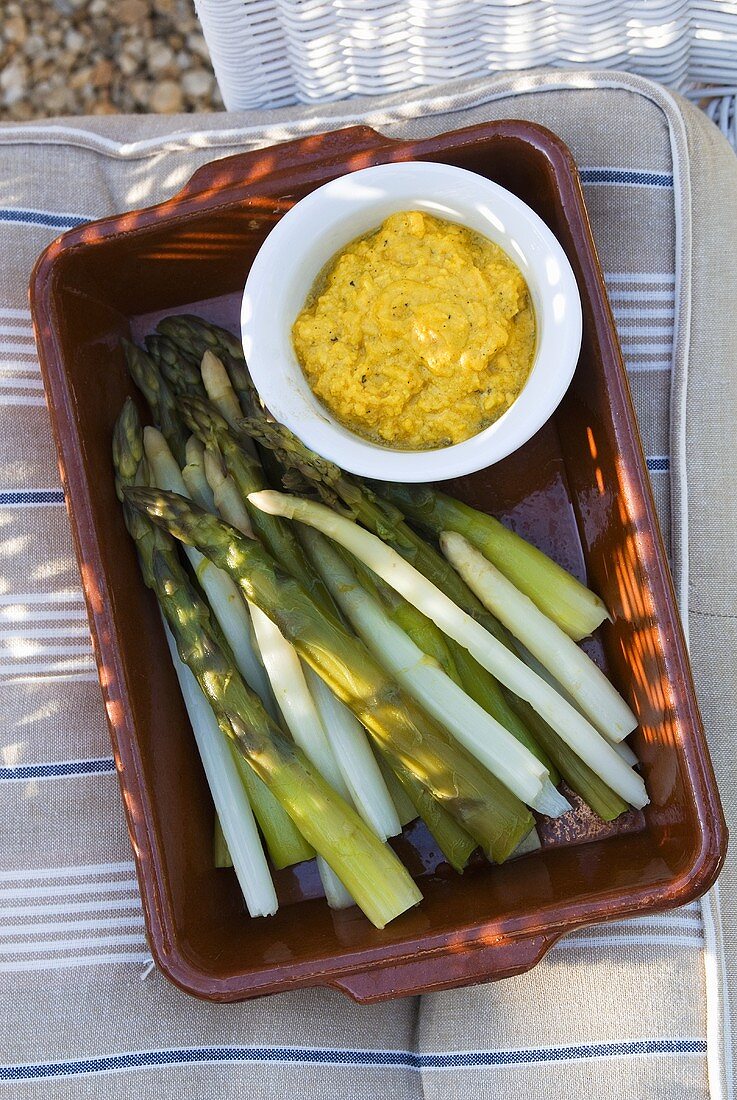 Grüner und weisser Spargel mit Eiersauce