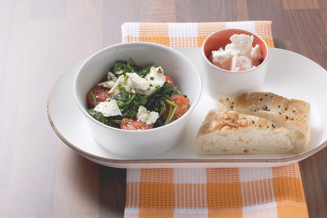 Spinat mit Feta und Sesamfladenbrot