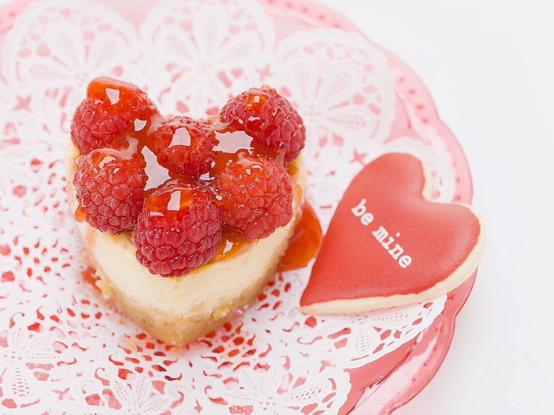 Herzförmiges Quarktörtchen mit Himbeeren zum Valentinstag