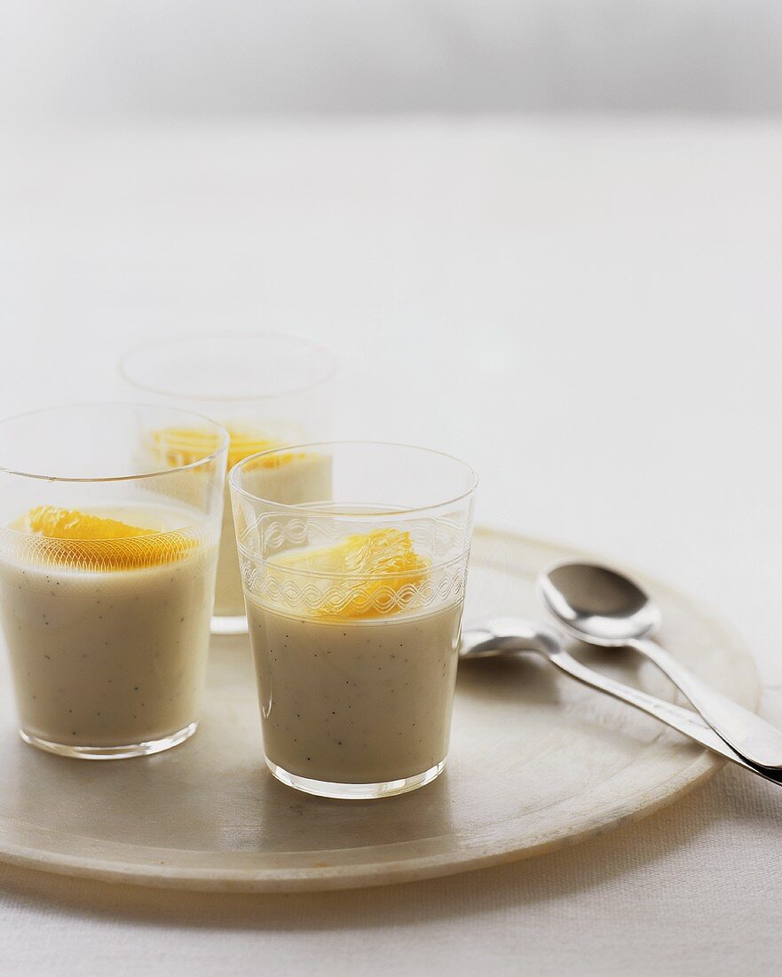 Panna Cotta mit Orangenfilets in Gläsern