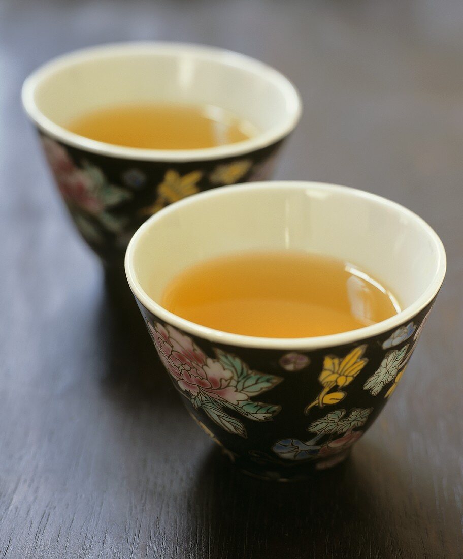 Zwei chinesische Teeschalen mit Tee