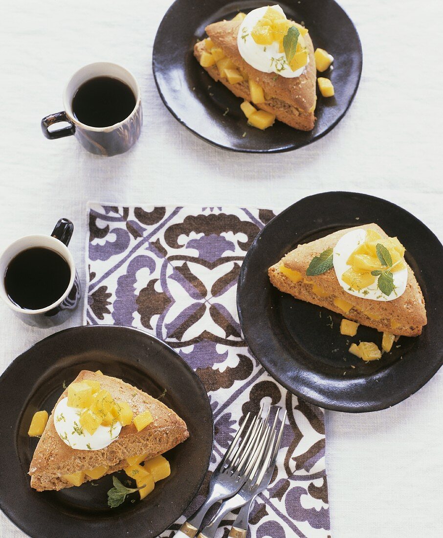 Mango-Scones mit Sahne