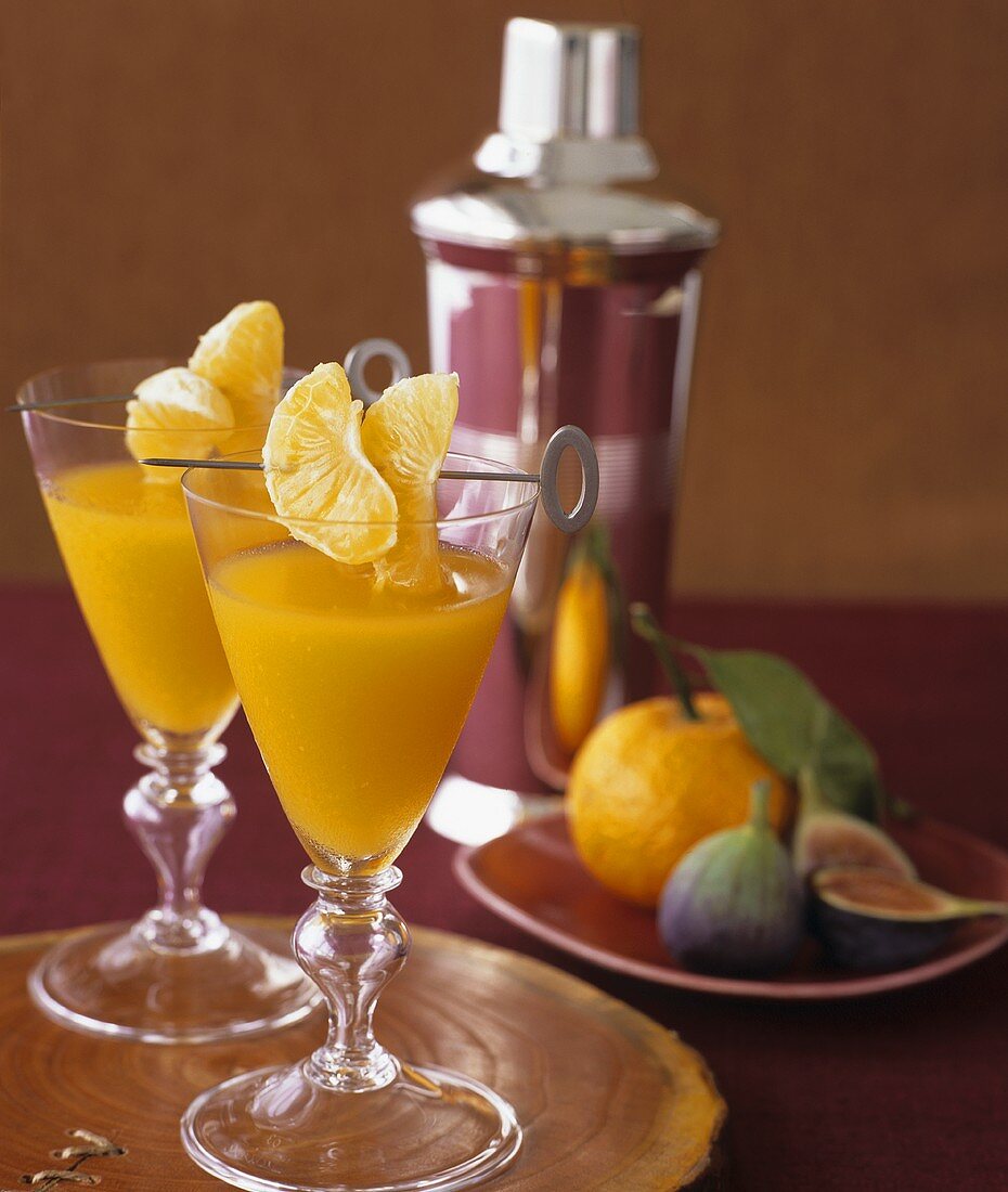 Mandarinen-Cocktail in Gläsern