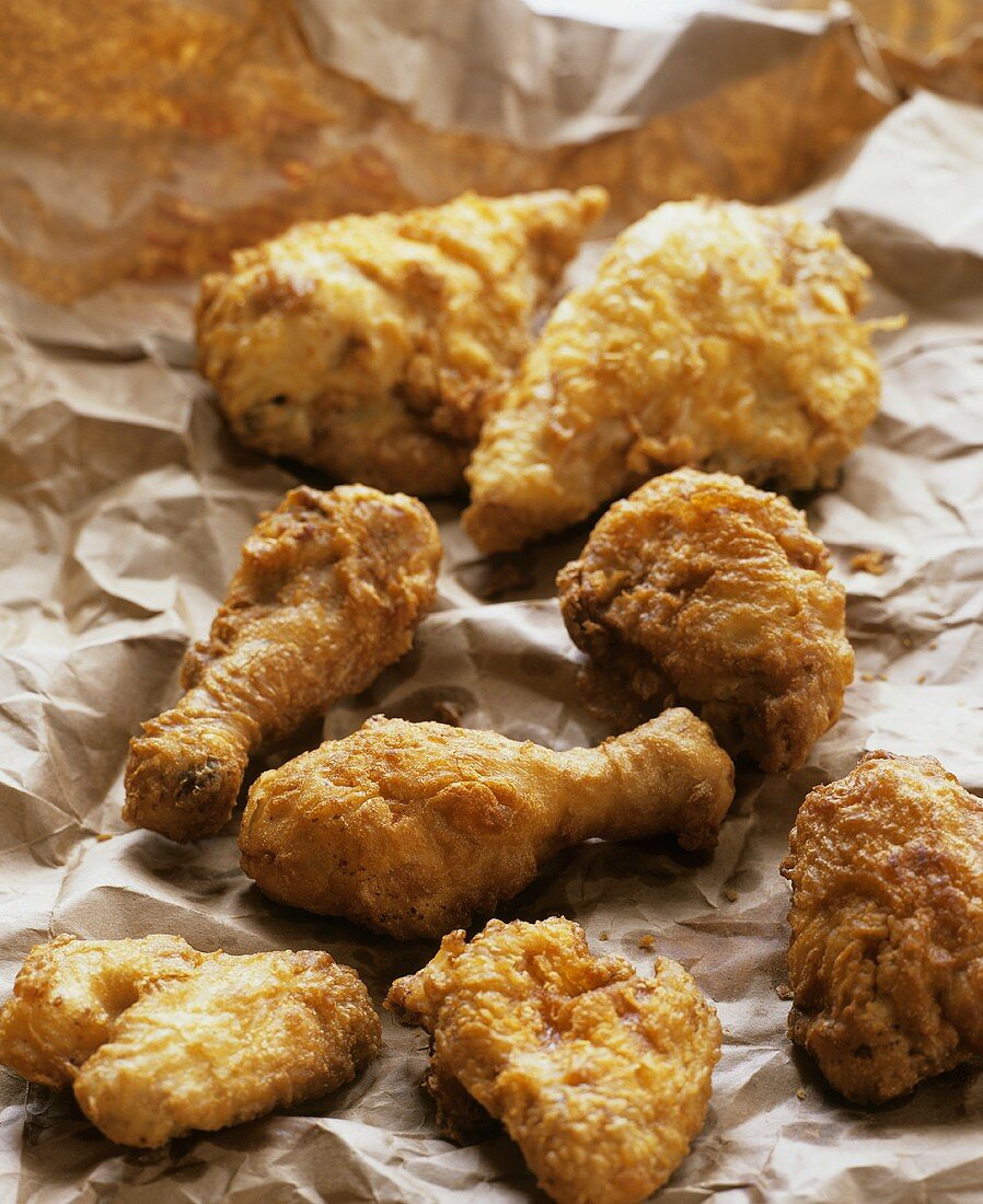 Fried Chicken (Frittierte Hähnchenteile, USA) auf Papier