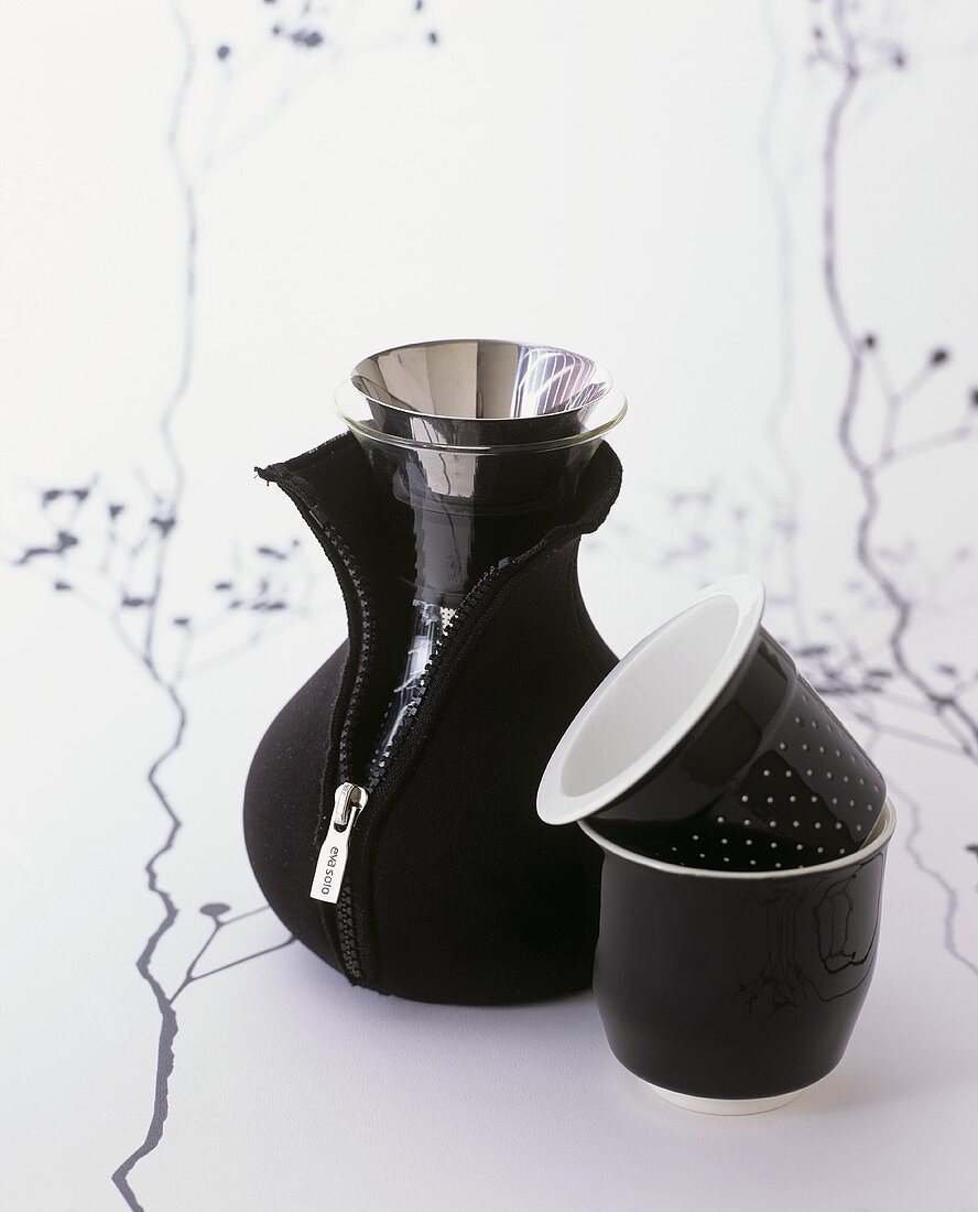 Black tea beakers and teapot in Neoprene jacket