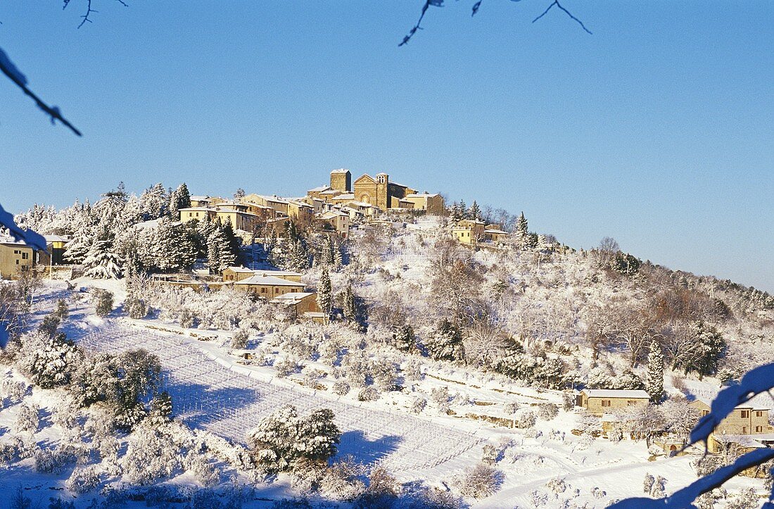 Schneebedeckte toskanische Landschaft