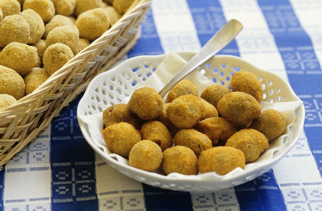 Olive ripiene (Stuffed olives in batter, Italy)