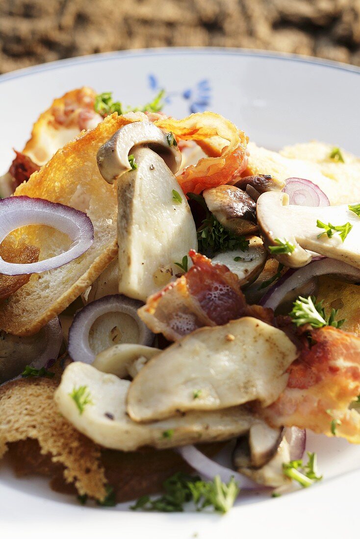 Porcini mushroom salad with toasted bread and bacon