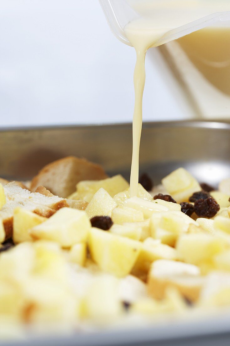 Ofenschlupfer (Apfel-Brot-Auflauf) mit Eiermilch begiessen