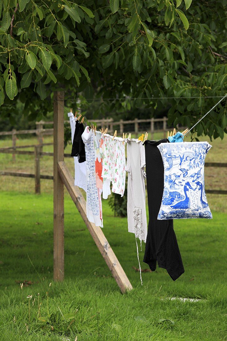 Wäsche trocknet auf Wäscheleine im Garten
