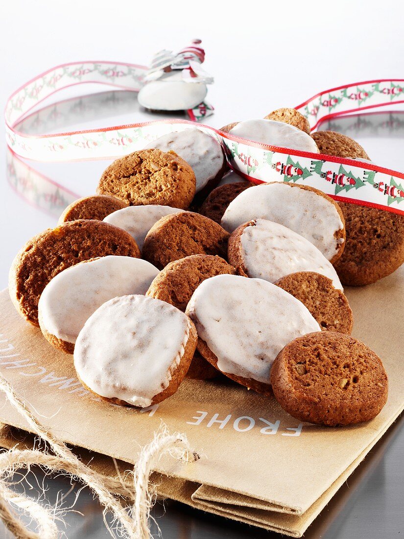 Silesian 'pepper nut' biscuits with and without icing sugar