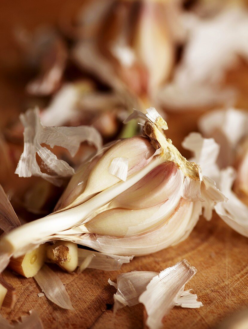 Fresh garlic cloves (close-up)