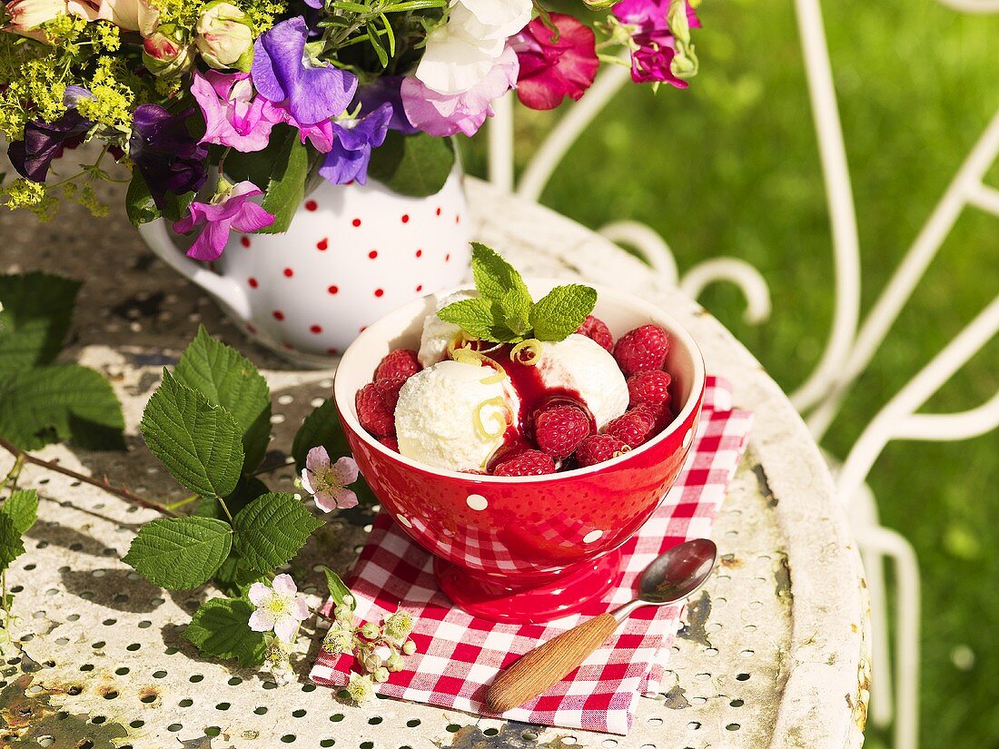 Raspberry dessert with a sour cream glace