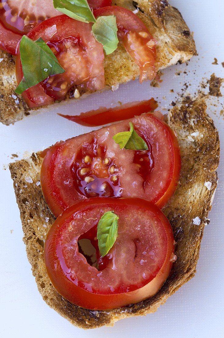 Bruschetta mit Tomaten und Basilikum, halbiert