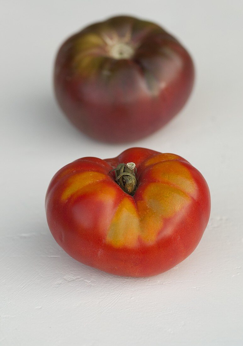 Zwei verschiedene Tomaten