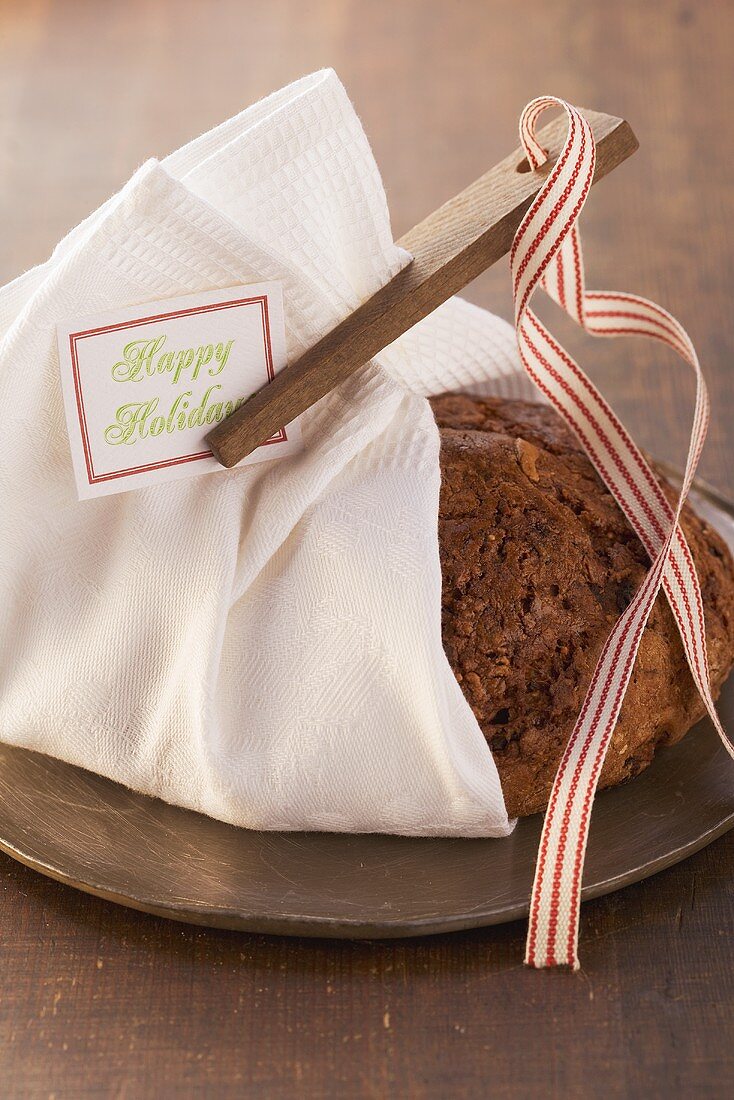 Hutzelbrot (Früchtebrot) in Weihnachtsserviette