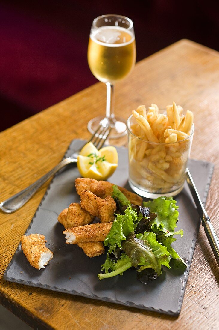 Fish and Chips mit Blattsalat und Bier