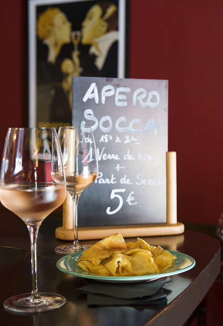Wein und Socca (Kichererbsenpfannkuchen aus Nizza) im Restaurant