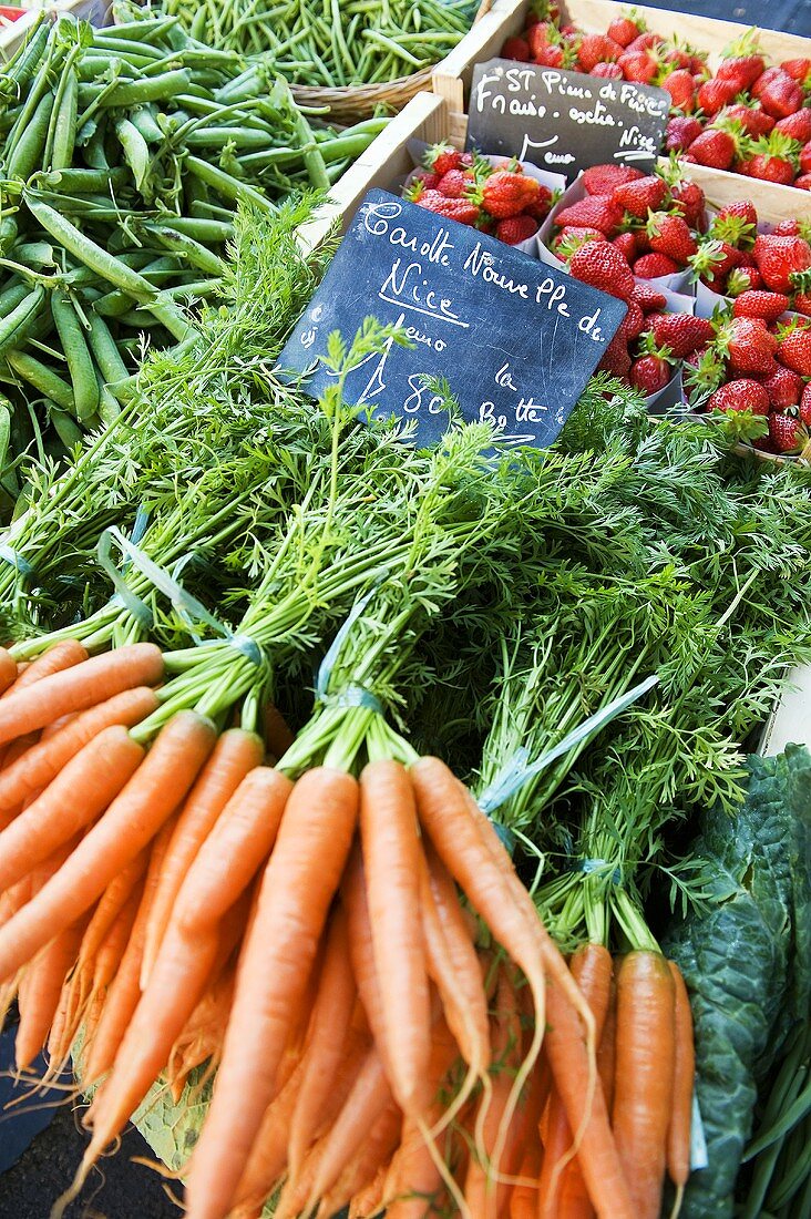 Carrots, strawberries and peas at a market (Nice)