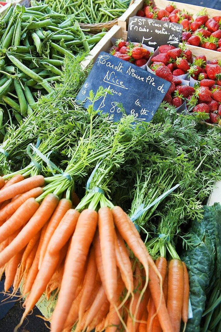 Möhren, Erdbeeren und Erbsen auf dem Markt (Nizza)