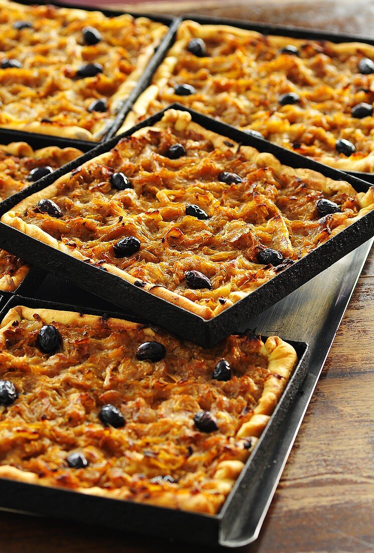 Pissaladiere (Zwiebel-Oliven-Kuchen aus der Provence)