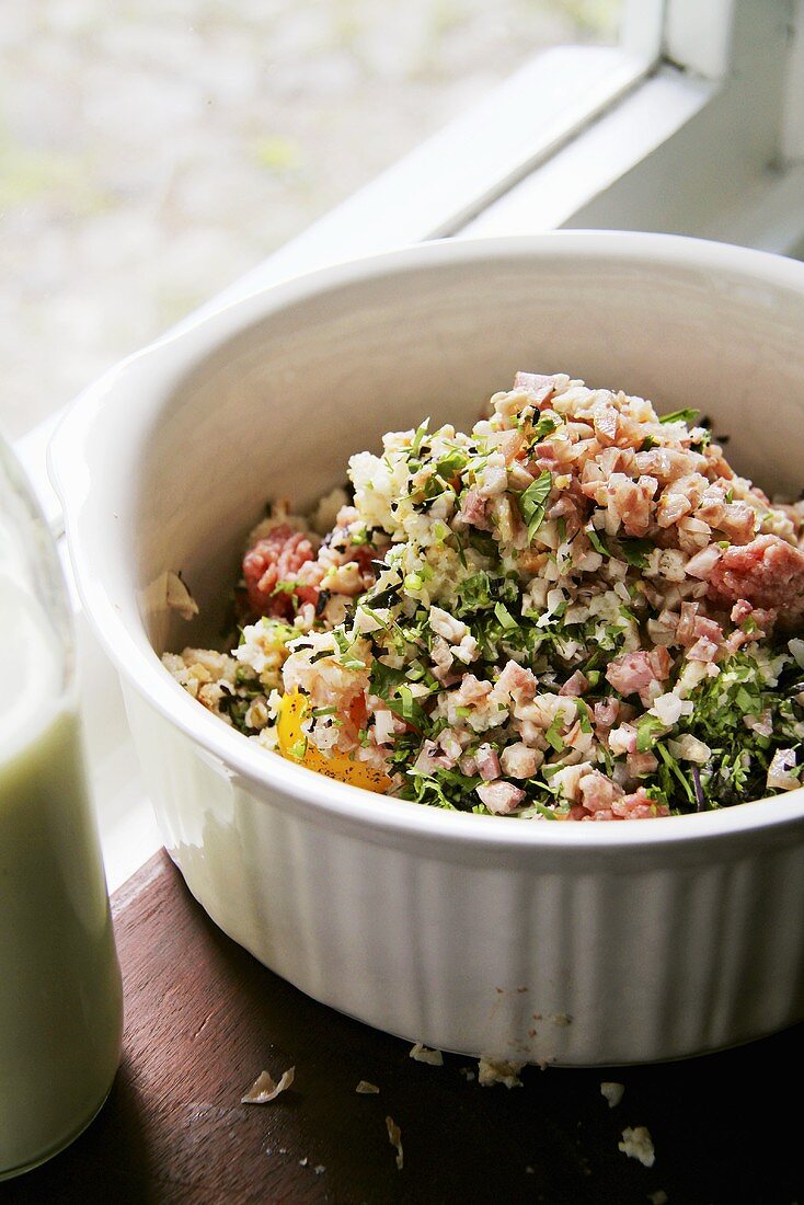 Minced meat mixture for meatballs