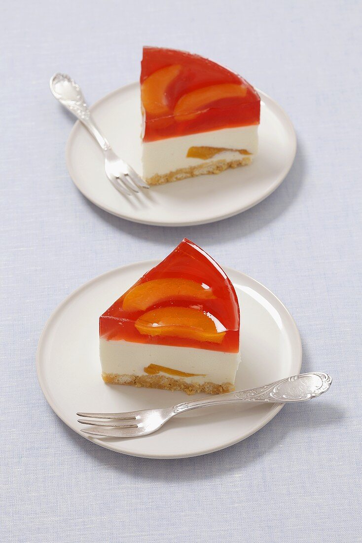 Cheese cake with fruit jelly and peaches