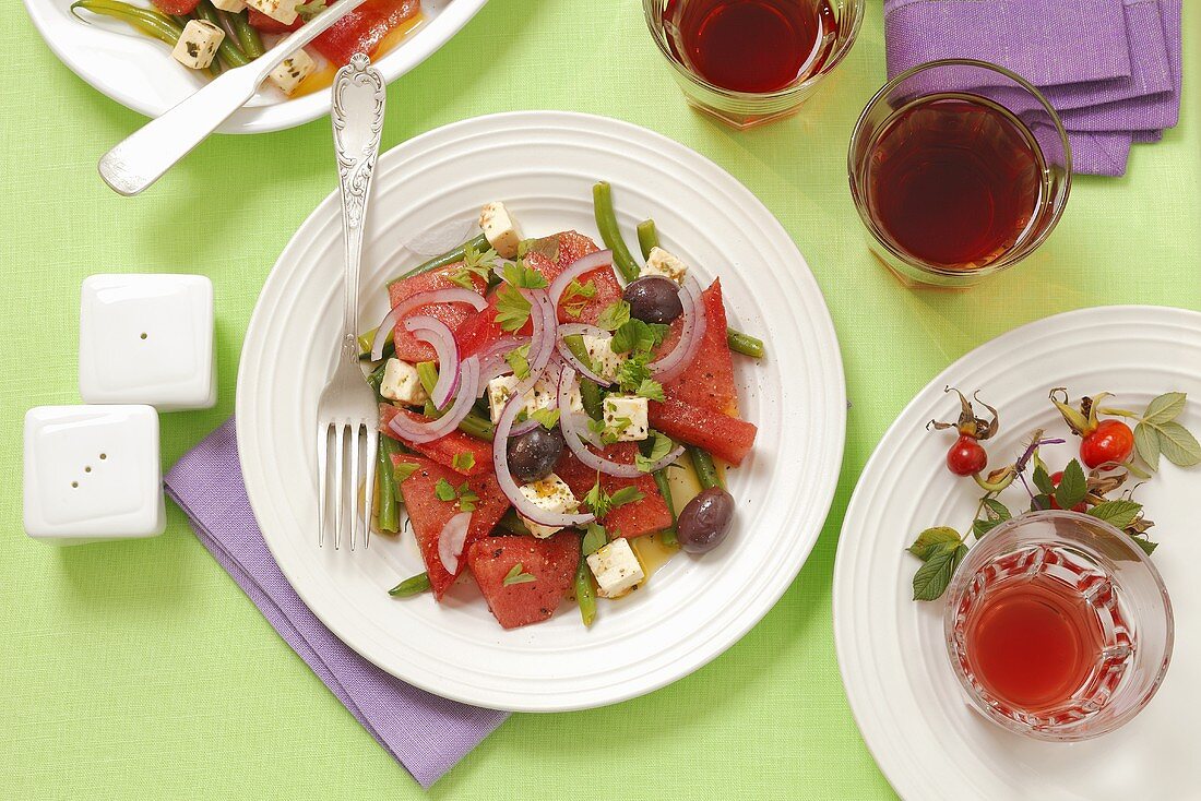 Wassermelonensalat mit Bohnen, Feta und roten Zwiebeln
