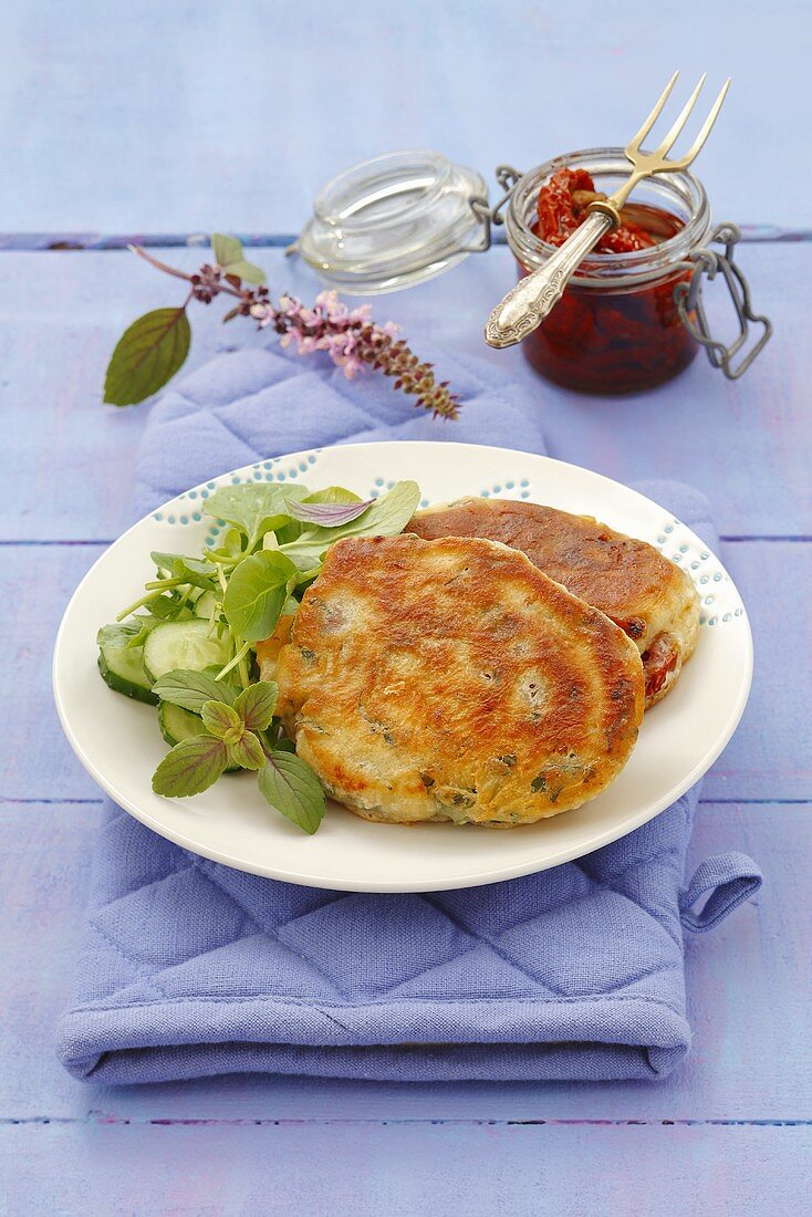 Pancakes mit Petersilie und getrockneten Tomaten