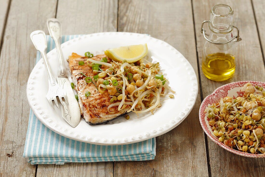 Salmon with beansprouts and soy sauce
