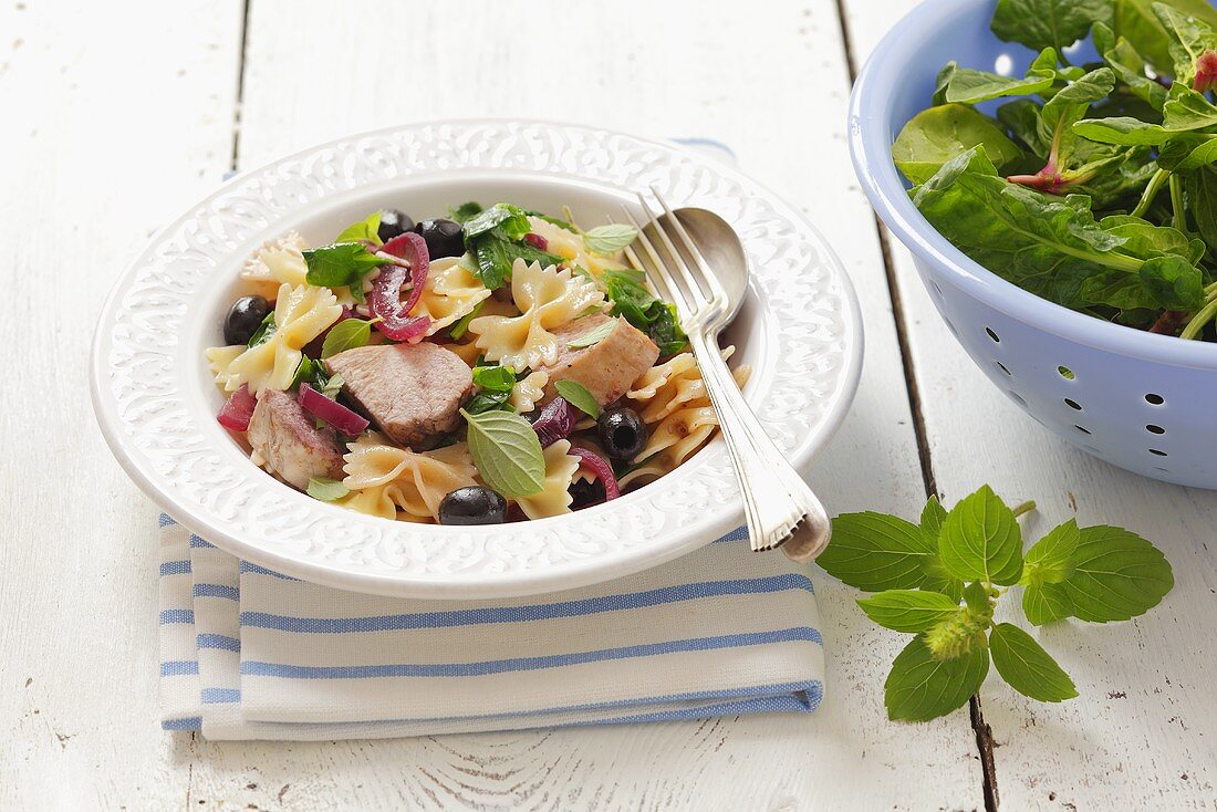 Farfalle with chicken, red onions and olives